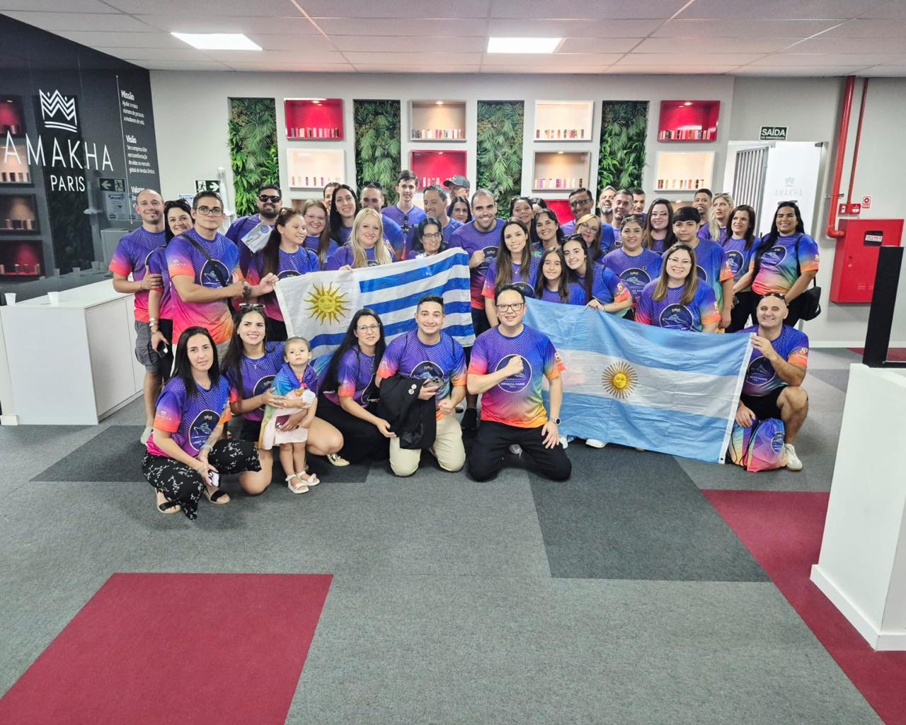 Grupo de emprendedores Amakha Paris con banderas de Uruguay y Argentina